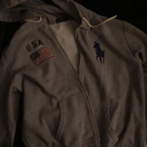 Polo Ralph Lauren hoodie  - Polo Ralph lauren hoodie i bra skick anningen för stor för mig så minimalt använd. Storlek L