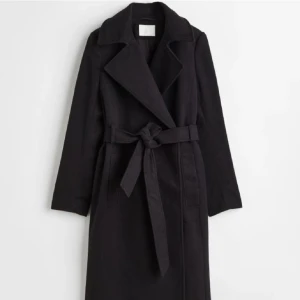 Kappa - Säljer min nya kappa ifrån H&M  Har redan fler svarta kappor så denna har inte kommit till användning 🫶🏻