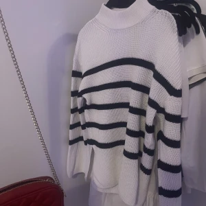 Mysig stickad Tröja - Säljer min fina tröja då jag inte använder den, nypris 500kr från kappahl och passar jättebra nu till vintern💕