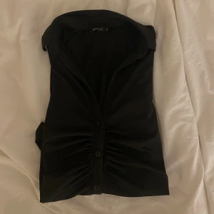 Svart klänning - Svart klänning från NLY