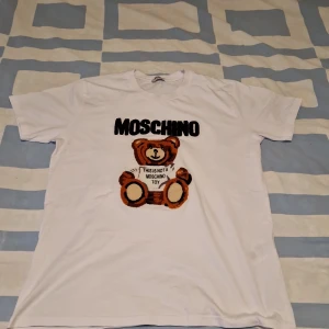 T-shirt  - Är i ny skick storlek L, tvättad 1 gång.