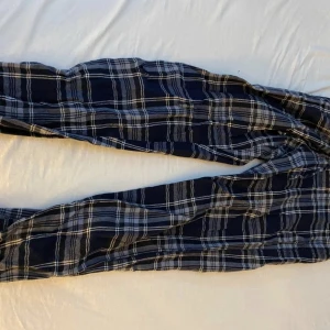Pyjamas byxor  - Säljer dom då dom är för små för mig. 