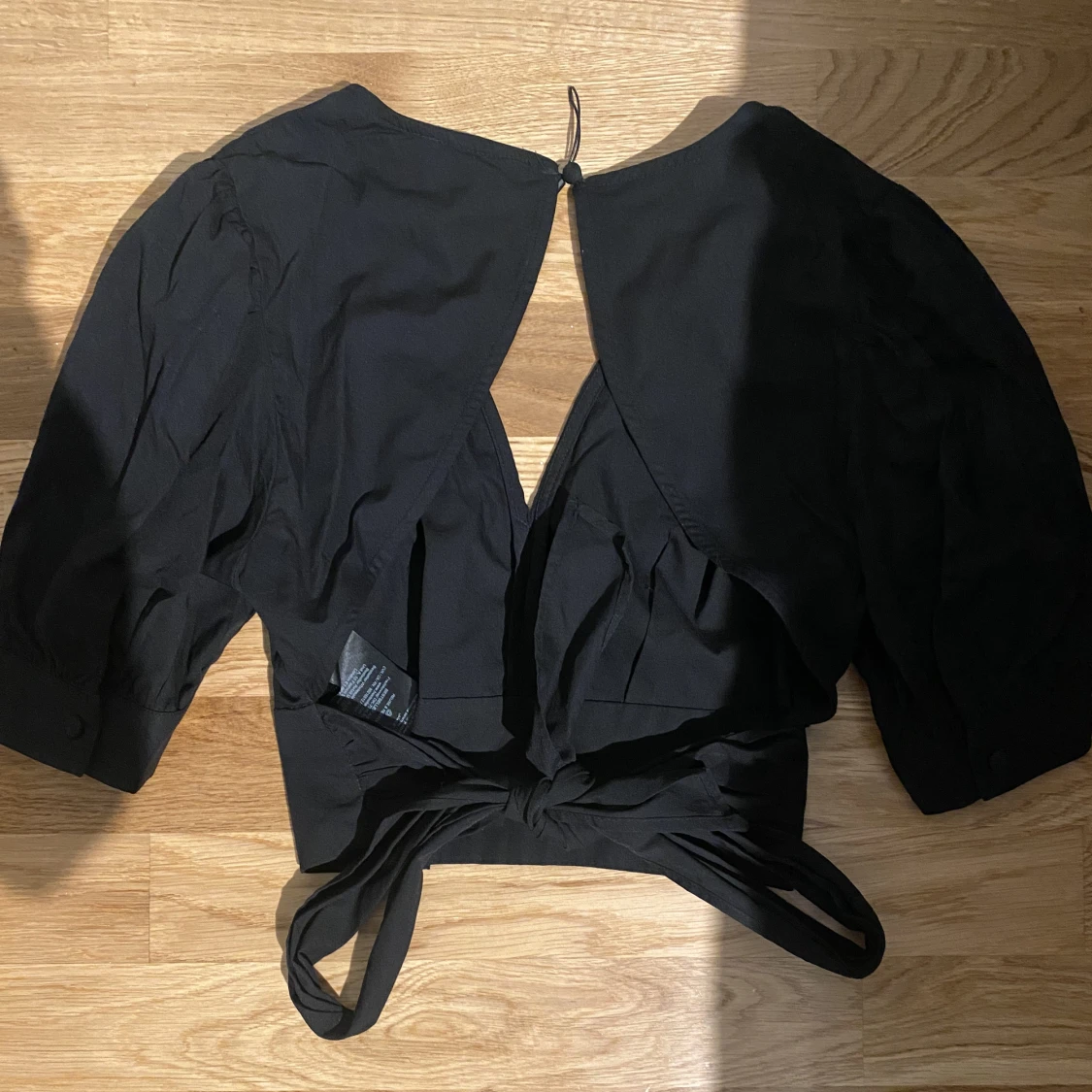 Snygg svart topp öppen rygg - 90