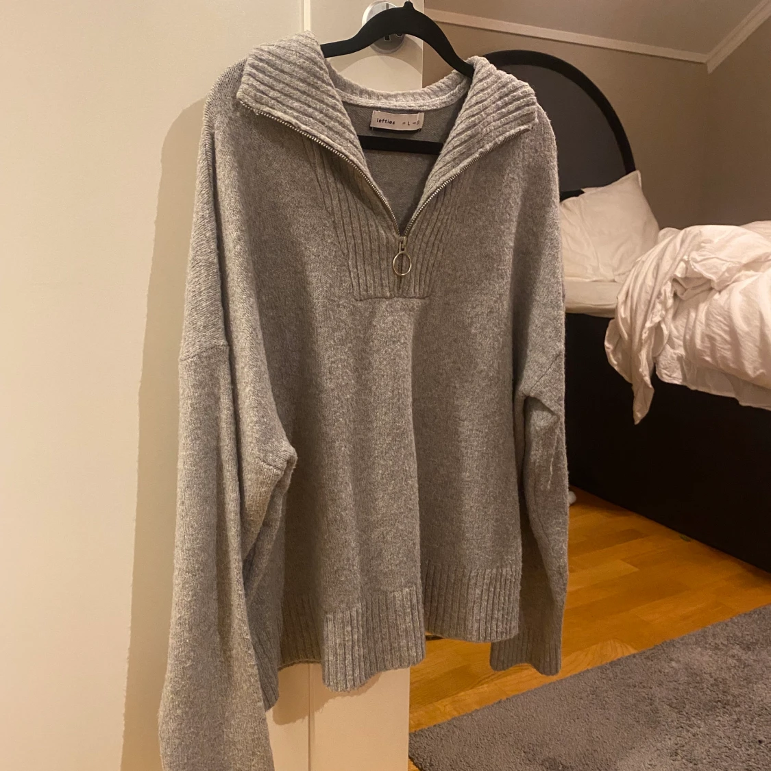 Grå stickad zip up tröja