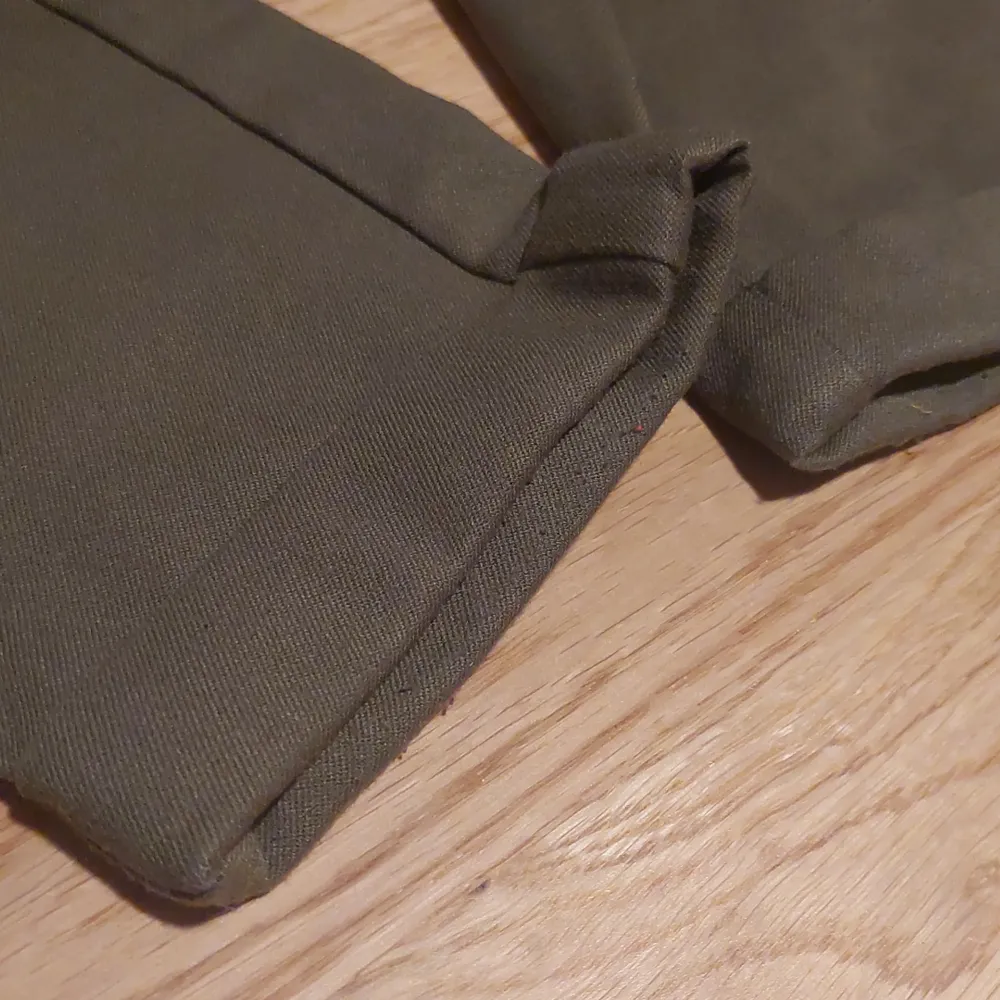 Mörkgröna byxor från Vero moda stl 32. Anvönds ett fåtal gånger och är i bra skick.. Jeans & Byxor.