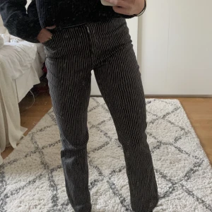 Randiga kostymbyxor  - Mina jättefina kostymbyxor från Marc’O’Polo som tyvärr har blivit försmå för mig. Storlek 34.