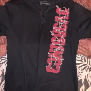 Bladee Polo - Köpte av en vän.  Bra skick knappt använd  Skriv om du vill köpa tryck inte på knappen  Kan mötas i Stockholm eller frakta