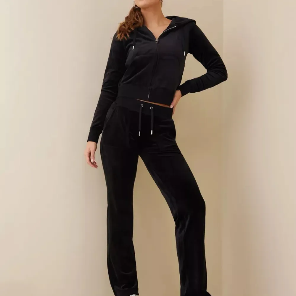 Hej söker ett par juicy couture färgen svart eller marinblå storlek XXS. Jag kan tänka mig att betala 200-500!💗. Jeans & Byxor.