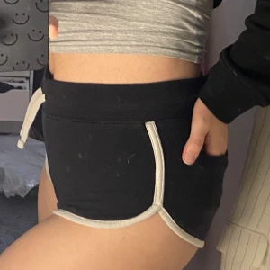 Svarta mjukis shorts - Ett par svarta mjukis shorts från H&M divided i storlek S. Sitter skönt och bekvämt, snöre som gör att man kan knyta i midjan. Ficka på höger baksida.