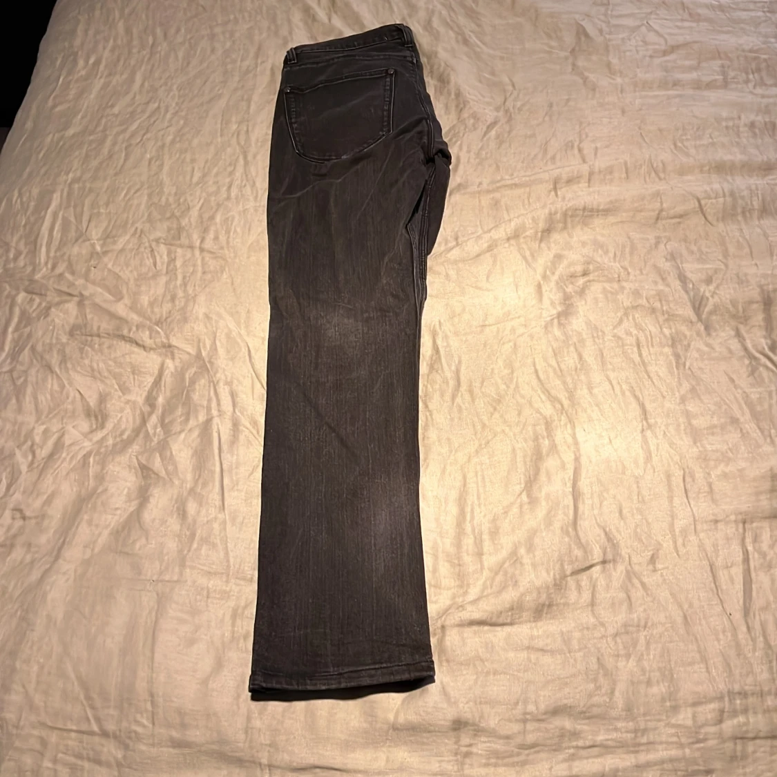 Mörkgråa acne Jeans.  - 91