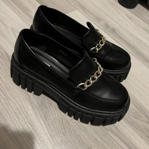 Nelly Loafers dam - Helt oanvända Loafers från Nelly. Säljs då de är stora i storlek. De är 37, men mer som 38.