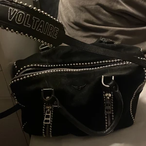 Stor zadig väska - Jag vill sälja min stora zadig väska som inte kommer till användning, den är jätte snygg och jag har använt den typ 4 gånger, den är i väldigt bra skick och finns inte kvar i affär längre. Ny pris:5000 och jag säljer den för 2500