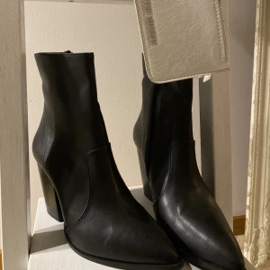 Svarta klackar  - Svarta klackar från NA-KD i strl 40, aldrig använda. 