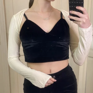 Vit bolero topp - Vit bolero topp i velvet tyg, storlek 36. Sparsamt använd så i mycket bra skick. Från asos. Säljer för 70 kr, köpare står för frakten. 💖