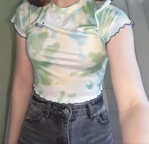 Shein T-shirt topp - Färgglad topp med rymd broderi från Shein. Tunnt matrial, knappt använd!