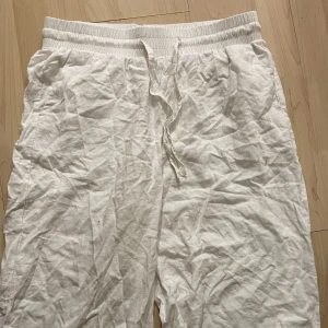 Linne byxor ”vita” - Vita linne byxor, i storlek L men mer som en M skulle jag säga. Lite skrynkliga på bilden men strulat innan dom skickas såklart. Inga defekter eller så vidare. (Pris går att diskuteras)