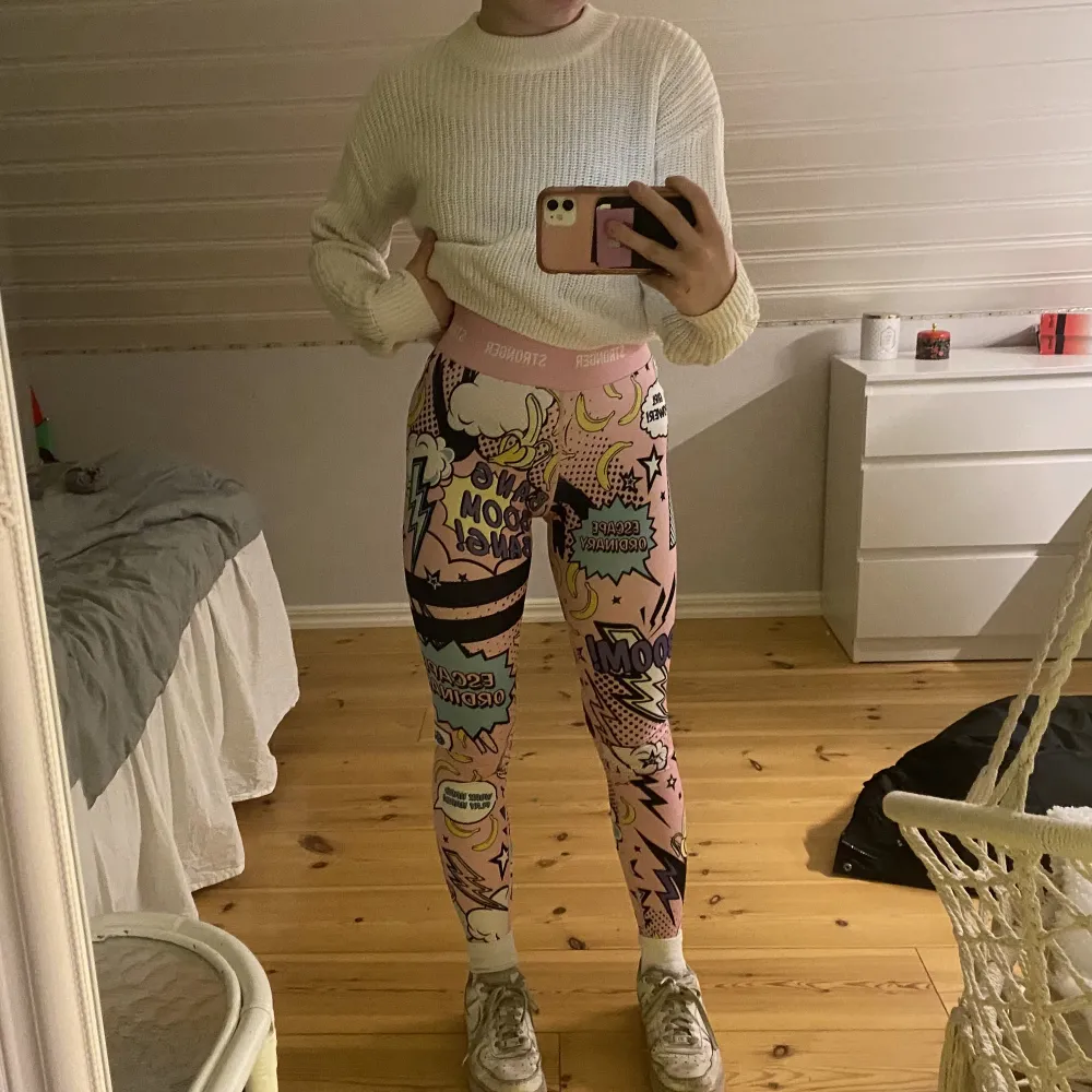 Säljer mina stronger tights pga att dem är lite tajta. Dem sitter lite tight på mig som en storlek S med lite större lår så tror jag nog dem skulle sitta perfekt på en XS-S🫶🏽Dem är squatproof och åker inte ner när man rör sig. Jag är ca 160 för referens💗. Jeans & Byxor.