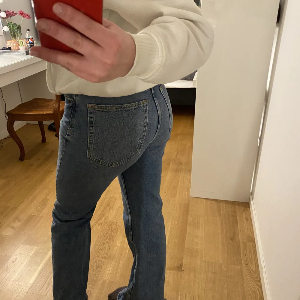 Blå högmidjade jeans med en lite slits  Lång modell, passar de runt 175cm och upp  Stolek 38 Jag är 170 cm som referens  . Jeans & Byxor.