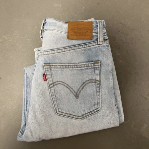 Levis Jeans  - Levis jeans i jättefint skick!💕 Modellen heter Ribcage Straight. Hör gärna av er vid frågor! 