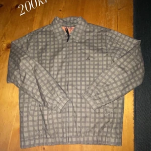 Valient jacka halvt fodrad  - Snygg skön jacka, tål vind och vatten Använd 1 gång