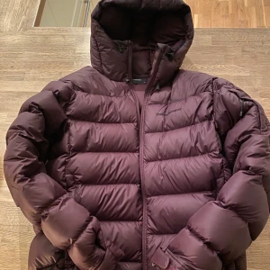 Peak Performance Frost Dunjacka - Säljer nu min otroligt varma o goa PeakPerformance Frost dunjacka. Köpt i butik på PeakPerformance i Stockholm för 4200kr. Nyskick!