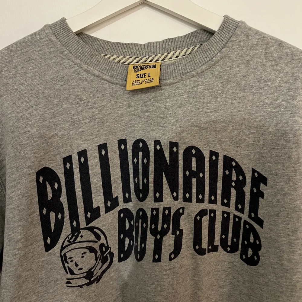 Skick 8/10 Billionaire Boys Club är grundat av Pharell Williams och Nigo.. Tröjor & Koftor.