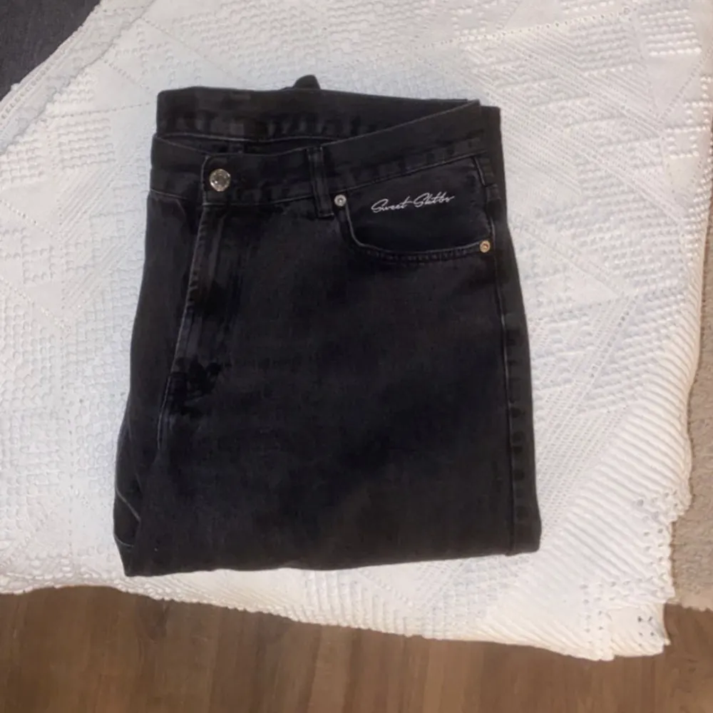 Svarta jeans köpta på Junkyard i storlek M. Märket är Sweetsktbs. Bra skick och hela överallt. 500 kr + fraktkostnaden. Pris kan diskuteras.. Jeans & Byxor.