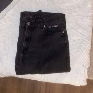 Svarta jeans köpta på Junkyard i storlek M. Märket är Sweetsktbs. Bra skick och hela överallt. 500 kr + fraktkostnaden. Pris kan diskuteras.