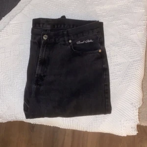 Jeans - Svarta jeans köpta på Junkyard i storlek M. Märket är Sweetsktbs. Bra skick och hela överallt. 500 kr + fraktkostnaden. Pris kan diskuteras.