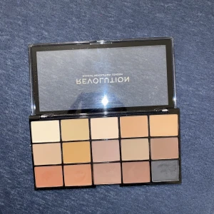 Revolution Palette - Köpt i Zelando 319 kr. Använd bara  2-3 gången! Jättebra öggonskuggar men jag köpte en annan, då använder inte den längre! ✨