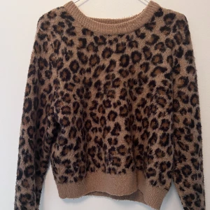 stickad tröja leo  - stl M 