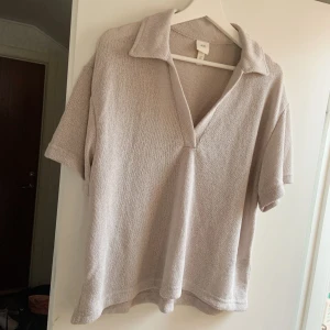 Ny stickad tröja - Stickad tröja/tshirt i beigegrå färg från h&m, aldrig använd, endast provad. Jättemjuk och skön. 
