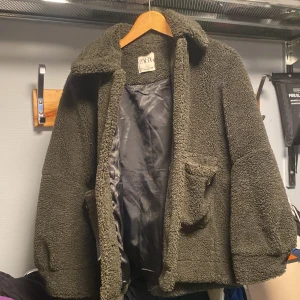 ZARA JACKA GRÖN - Grön Zara jacka Knappt använd 