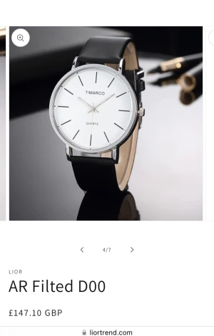 Klocka ny - Se orginalpriset-väldigt dyr (1054:-)-bra pris!  SKYDDSTORLEK: 49mm BOTTJOCK: 7mm REMMENS BREDD: 20mm RÖRELSETYP: Quartzurverk GLASTYP: Härdad mineralkristall  Vattenreningens, delvis vattentät  Remen är av syntetisk läder och miljövänlig