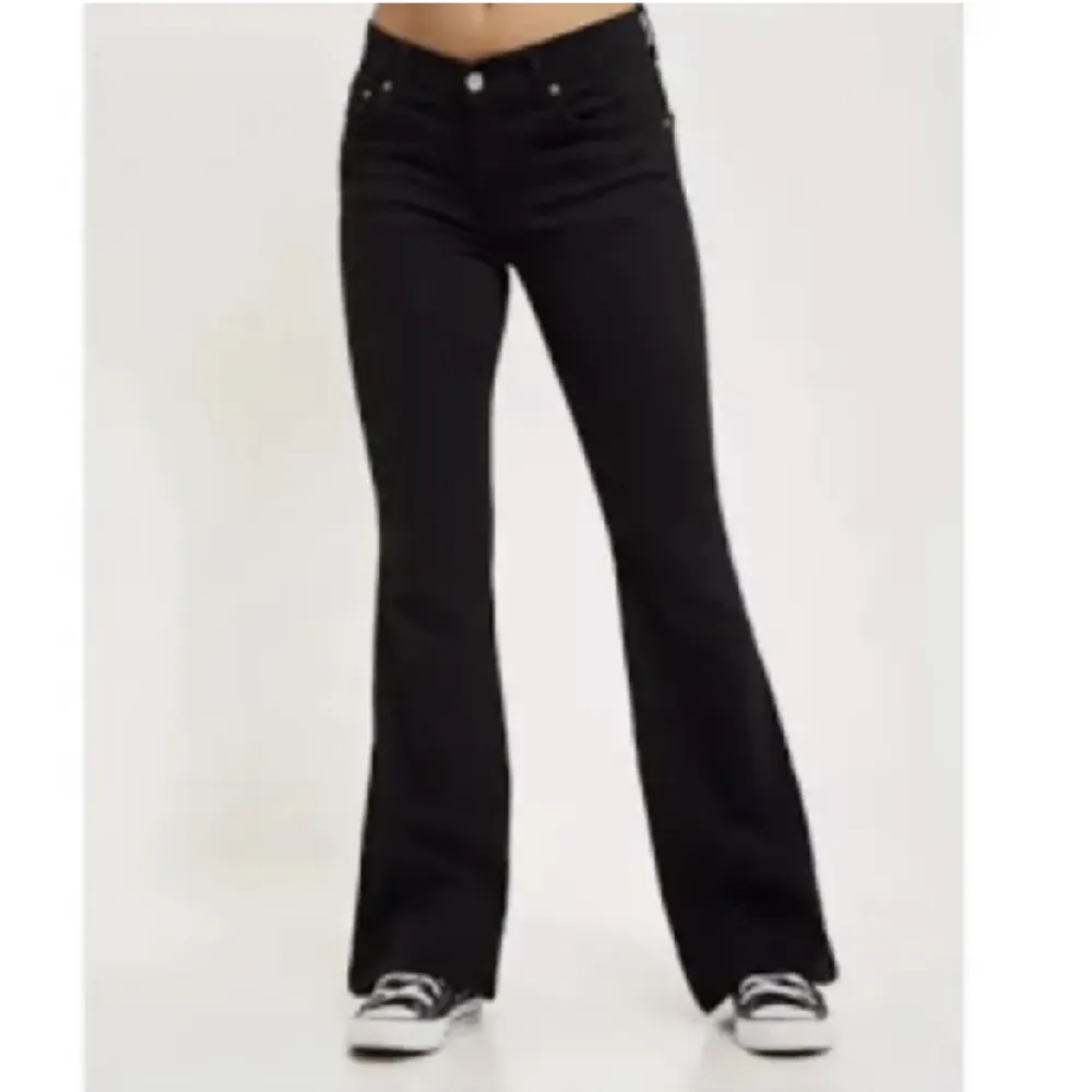 Säljer dessa svarta lågmidjade bootcut jeansen. Storlek 32/xs. Jeans & Byxor.