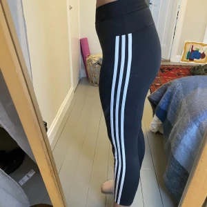 Adidas träningstights  - Mjuka och sköna träningstights som även är sköna att ha hemma och mysa i.   Storlek: S  ✨köparen står för frakten✨