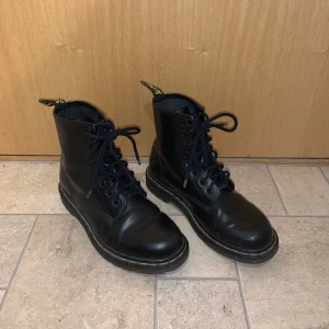 Dr. Martens  - Stövlar Märke: Dr. Martens Storlek: 38 Bra skick  Färg: svarta
