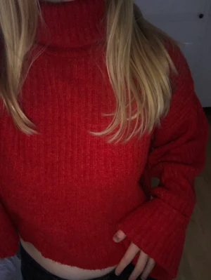 Stickad tröja - Jättemysig stickad tröja med stora ärmar. Den är även croppad och lite bred.