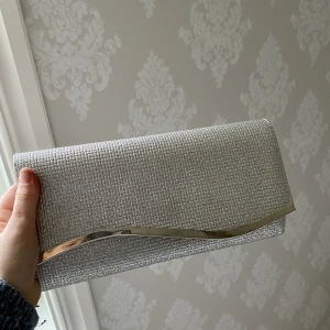 Kuvertväska  - Köpt begagnad och jag jag har endast använt den en gång. Är i väldigt fint skick ändå, inga defekter 💕💕