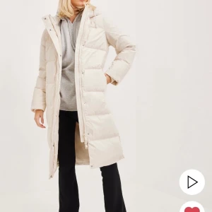 Vero Moda LONG DOWN JACKET NOOS - Vero Moda VMERICAHOLLY LONG DOWN JACKET NOOS i storlek XS men känns som en S då den är oversized. Jackan är väldigt varm. Jag har inte använt denna jacka då den var för stor. Jag köpte denna jacka för 1 399kr. Den är i färgen Birch. Jackan är försluten med dragkedja och knappar framtill, huvan har dragsko. Jackan har även två fickor framtill och ärmen har muddar. Modellen på bilden är 176 cm lång och bär storlek Small. 