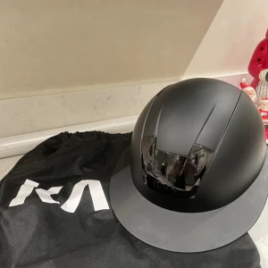 Ridhjälm Kask - Hej! Säljer min fina ridhjälm från Kask då jag slutat att rida. Ridhjälmen är i gott skick då den är sparsamt använd!  Strl 56, nypris 3400kr 
