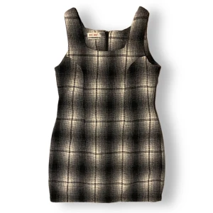 Klänning  - En snygg mjuk klänning i bra kvalitet. Från Bel Air. Vit & grå färg.  Mått: armhåla till armhåla 49cm, bystbredd 45cm, midjebredd 42cm & längd 84cm. 