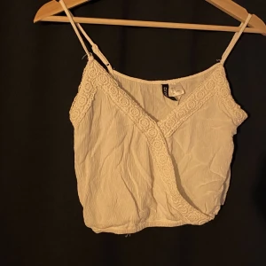 Vit topp - Vit topp med fina detaljer och justerbara band!🤍🤍🕺