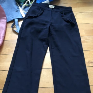 Kostymbyxor - Kostymbyxor! Använda någon gång. Passar någon som är 1,60cm!❤️‍🔥 frakt tillkommer på 50kr !🤶🏻