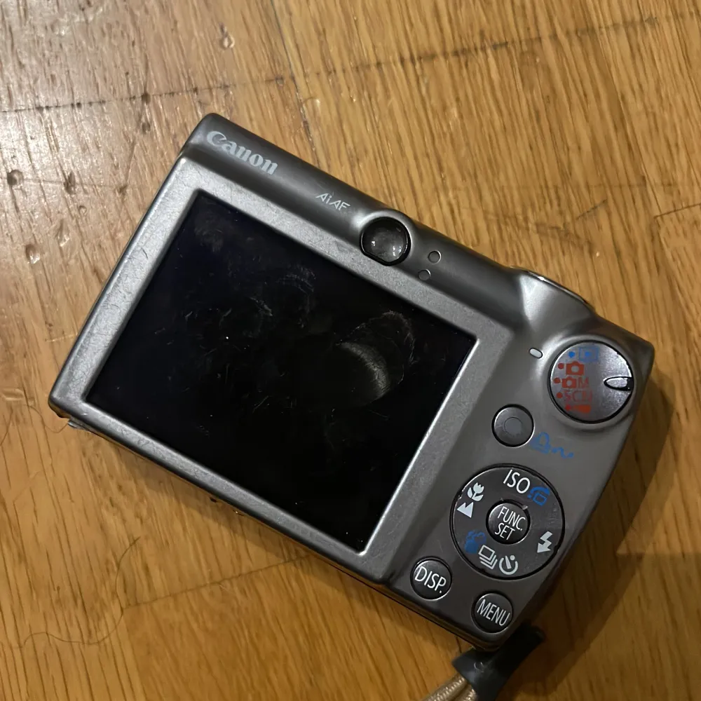 Säljer min digitalkamera, Canon IXUS 850IS. De finns ej laddare till men batteriet funkar ,de finns laddare att beställa på amazon. La in ett exempel på hur bilderna kan se ut med kameran.. Accessoarer.