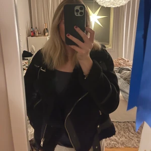 Jacka Zara - Säljer denna populära jacka från Zara som är en fodrad bikerjacka med snygga detaljer