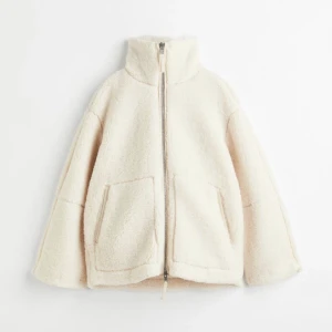 Teddyjacka - Säljer min super fina fluff/teddy-jacka från h&m. Den är i storlek M och passar mig som är S💕