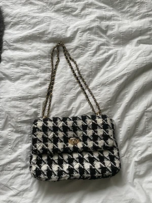 Rutig handväska från Gina  - Använd en gång, gott skick.