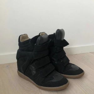 Isabel marant skor - LÅNAD BILD! Jag säljer exakt dessa skorna i storlek 37. De är så himla fina men kommer ej till användning för mig längre 💕 då jag har använt dom mycket innan så är de lite slitna på insidan men absolut inget som syns. Skokartongen har jag kvar❤️