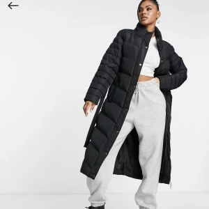 Helt ny  - Strl 34, upplever mer som vanlig S. Helt ny figursydd  från ASOS, endast använd en gång. 